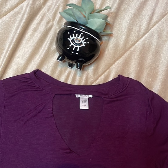 Keyhole vneck - Picture 2 of 3